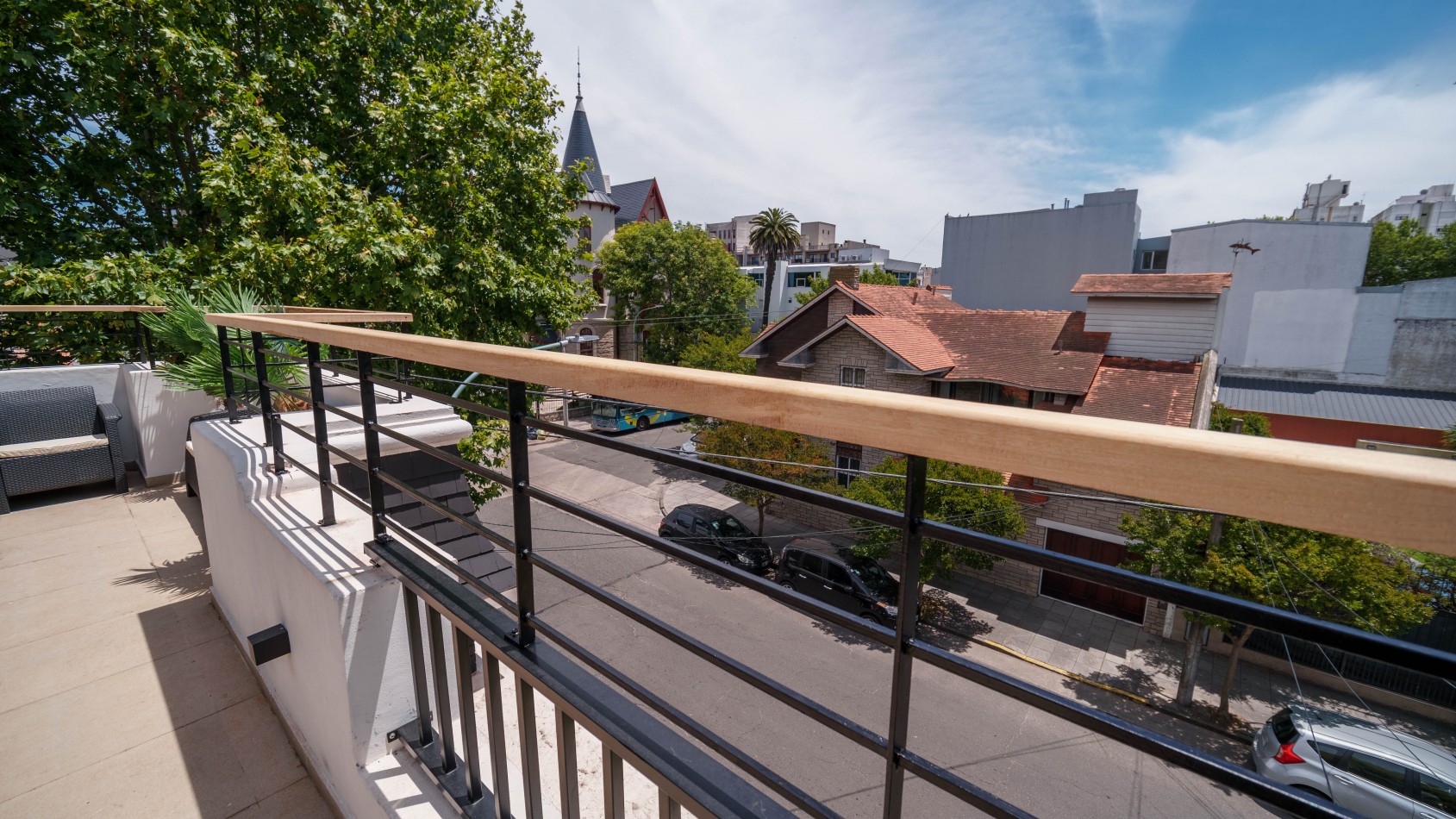 CASA TIPO DUPLEX EN VENTA DE 4 AMBIENTES CON COCHERA, TERRAZA Y QUINCHO - ZONA ALDREY / GUEMES