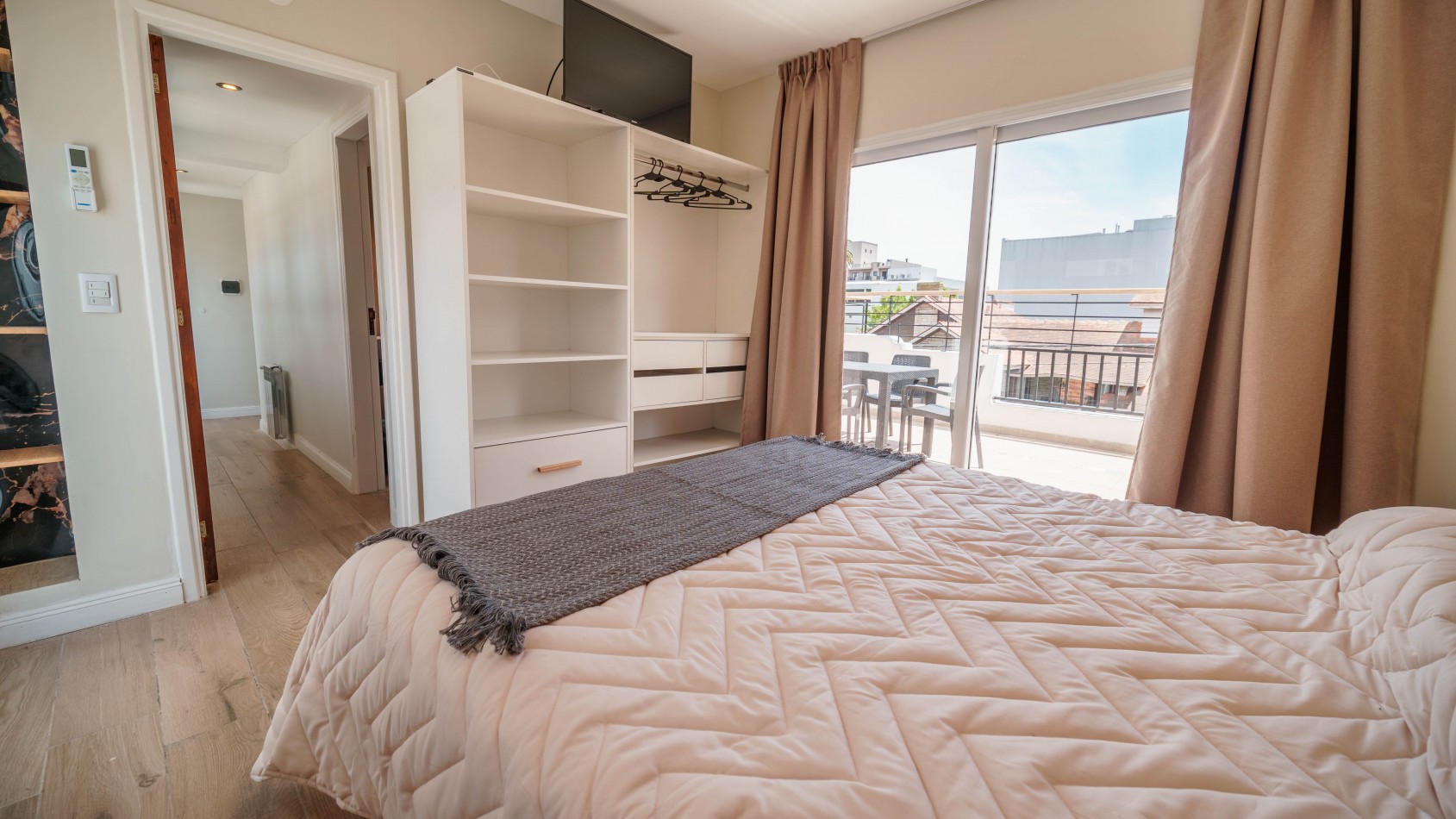 CASA TIPO DUPLEX EN VENTA DE 4 AMBIENTES CON COCHERA, TERRAZA Y QUINCHO - ZONA ALDREY / GUEMES