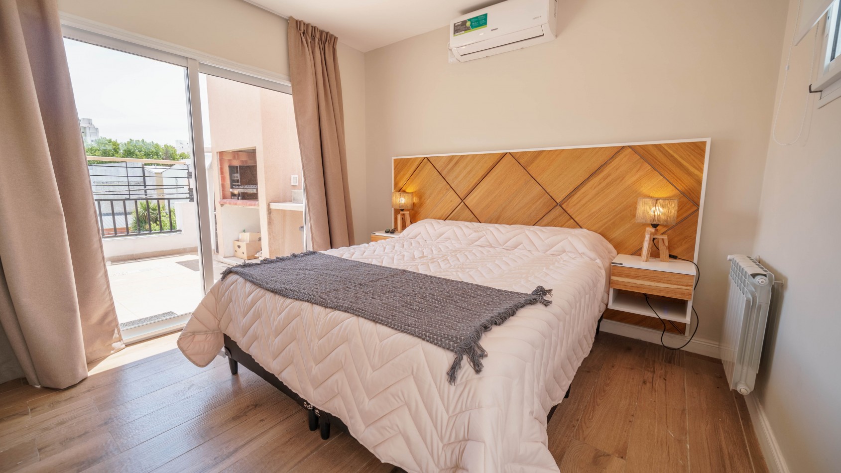 CASA TIPO DUPLEX EN VENTA DE 4 AMBIENTES CON COCHERA, TERRAZA Y QUINCHO - ZONA ALDREY / GUEMES