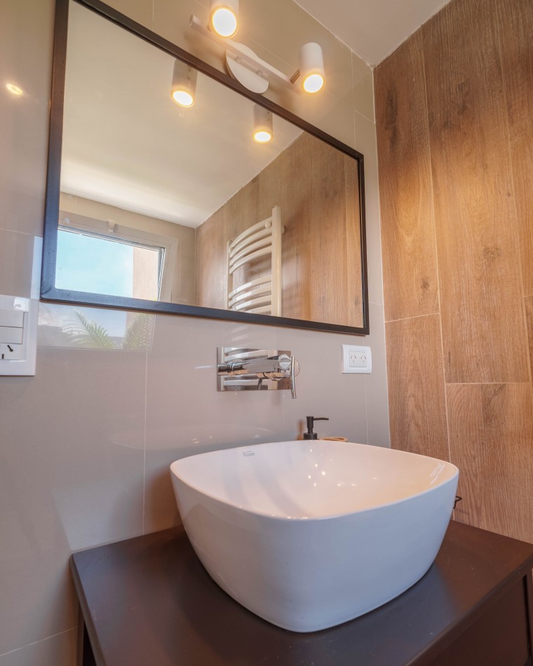 CASA TIPO DUPLEX EN VENTA DE 4 AMBIENTES CON COCHERA, TERRAZA Y QUINCHO - ZONA ALDREY / GUEMES