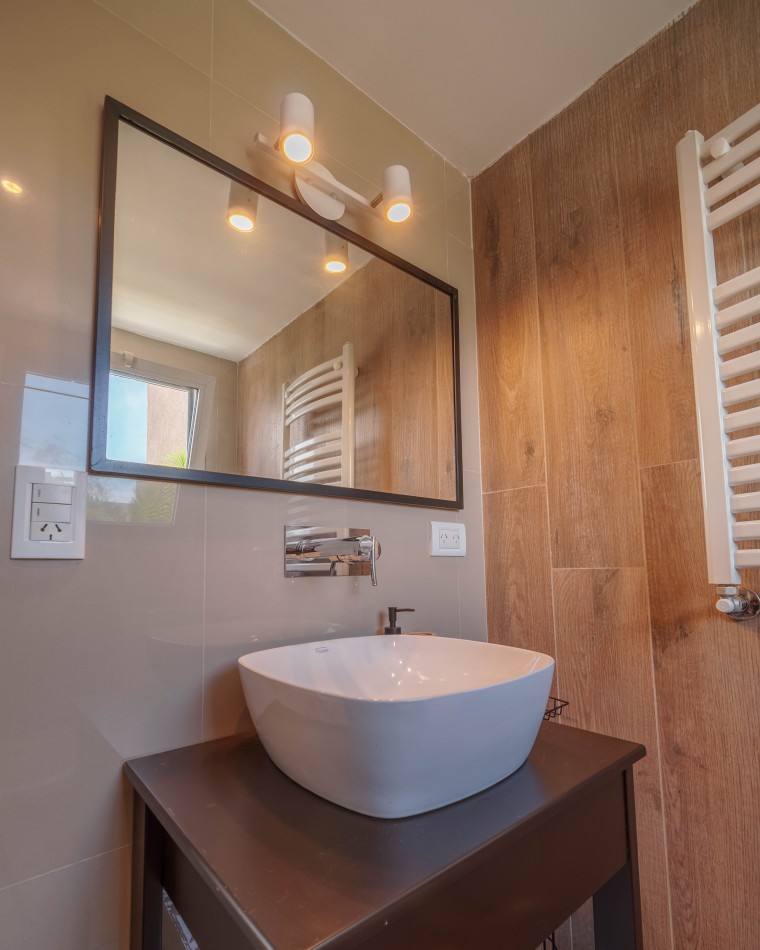 CASA TIPO DUPLEX EN VENTA DE 4 AMBIENTES CON COCHERA, TERRAZA Y QUINCHO - ZONA ALDREY / GUEMES