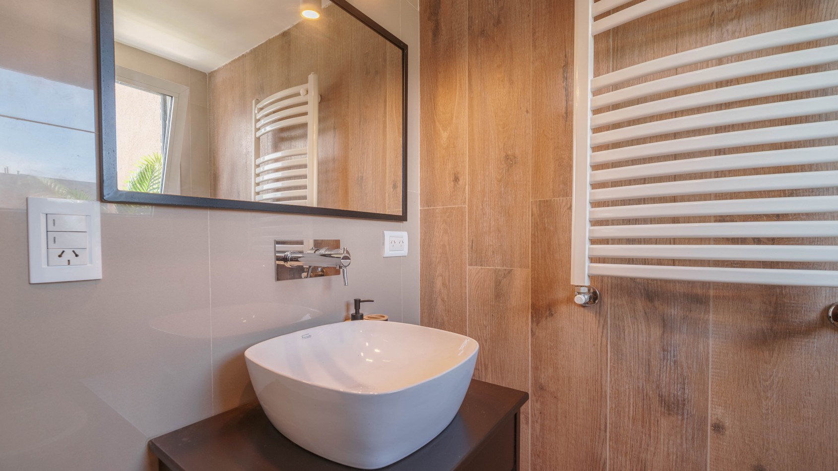 CASA TIPO DUPLEX EN VENTA DE 4 AMBIENTES CON COCHERA, TERRAZA Y QUINCHO - ZONA ALDREY / GUEMES