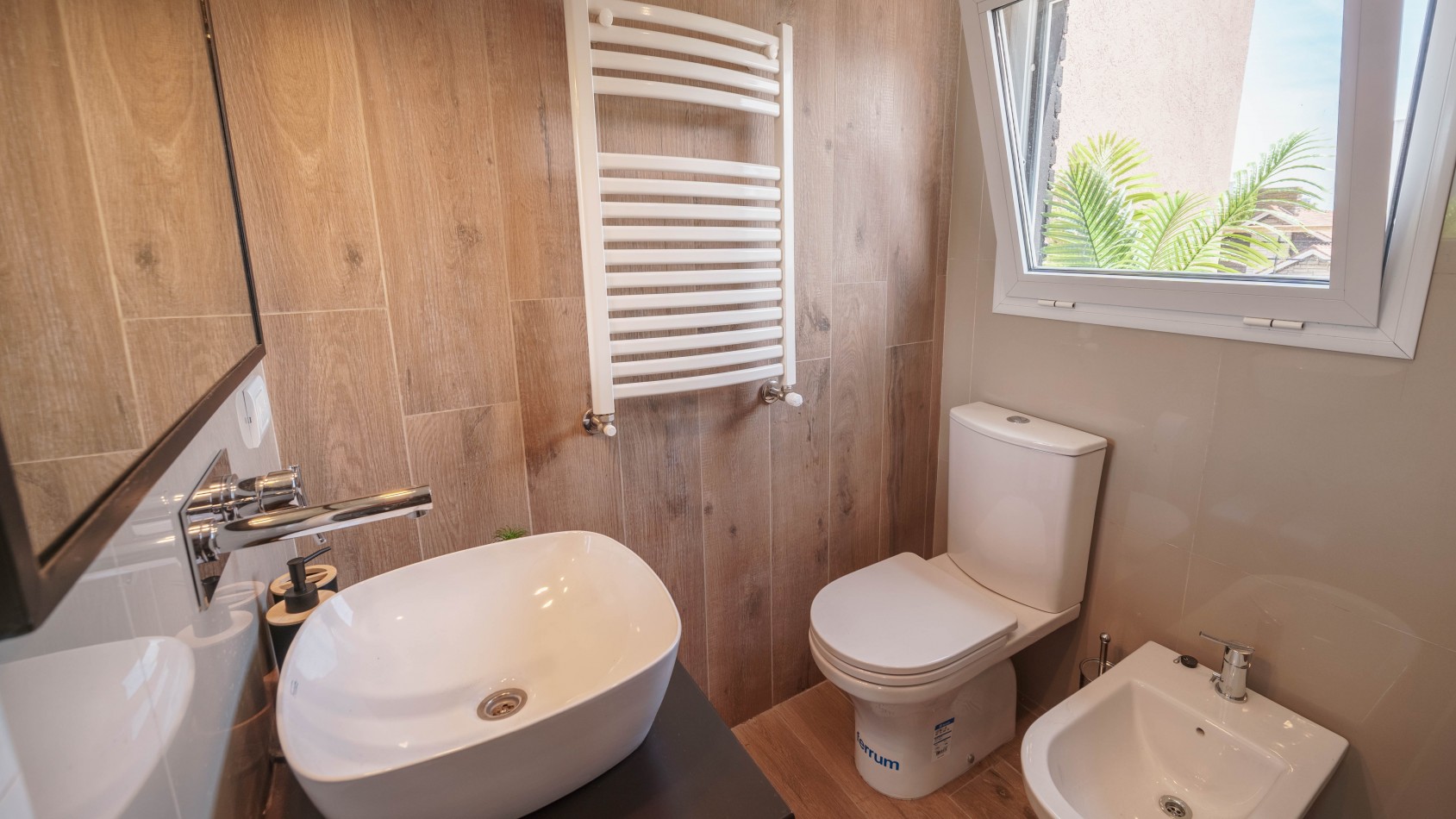 CASA TIPO DUPLEX EN VENTA DE 4 AMBIENTES CON COCHERA, TERRAZA Y QUINCHO - ZONA ALDREY / GUEMES