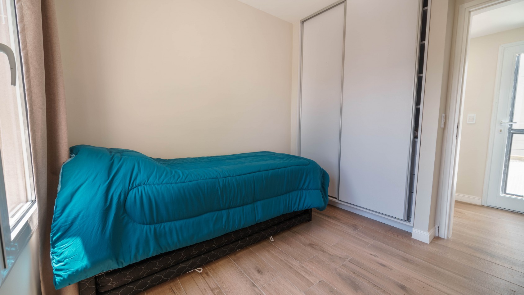 CASA TIPO DUPLEX EN VENTA DE 4 AMBIENTES CON COCHERA, TERRAZA Y QUINCHO - ZONA ALDREY / GUEMES