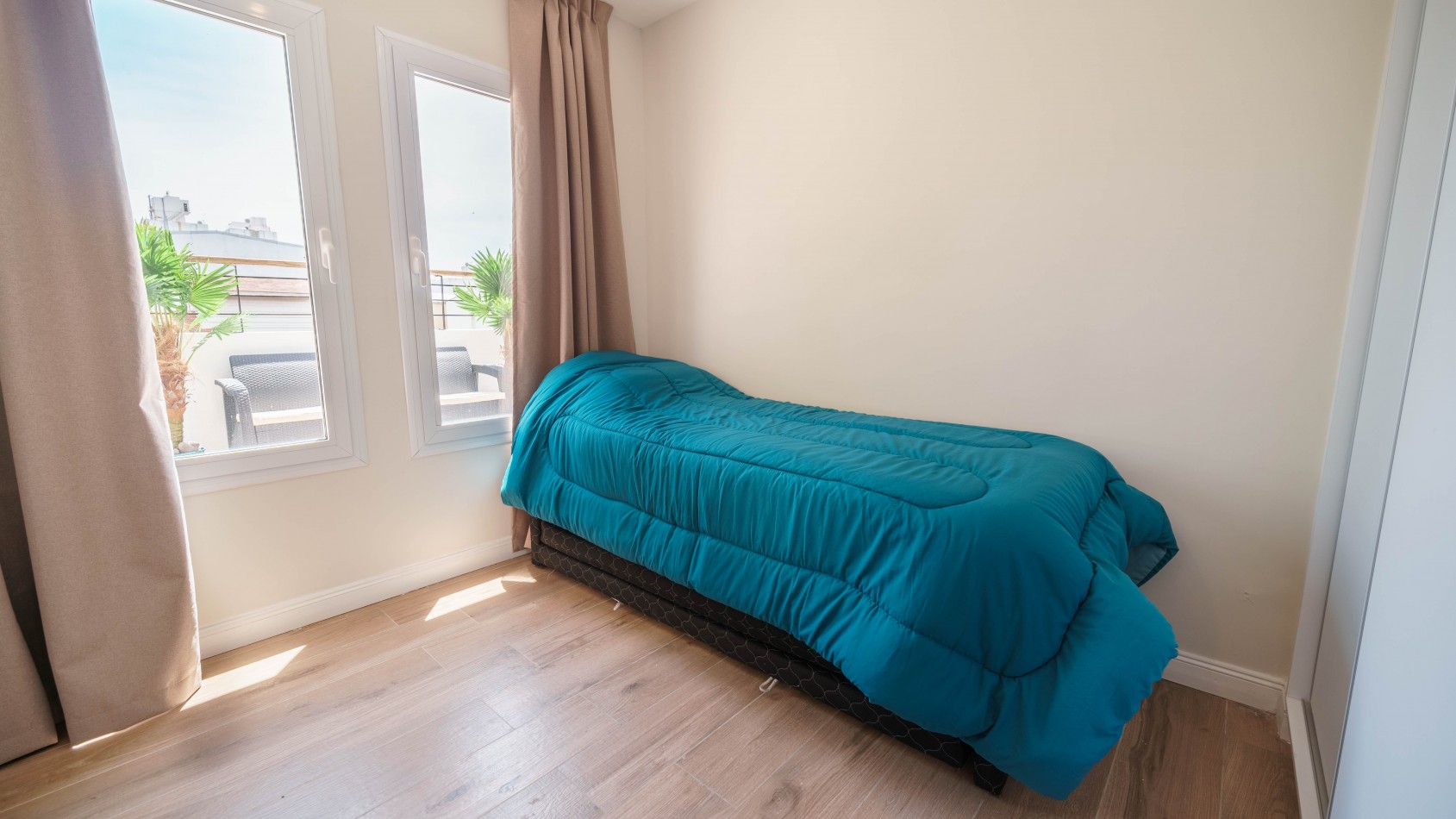 CASA TIPO DUPLEX EN VENTA DE 4 AMBIENTES CON COCHERA, TERRAZA Y QUINCHO - ZONA ALDREY / GUEMES