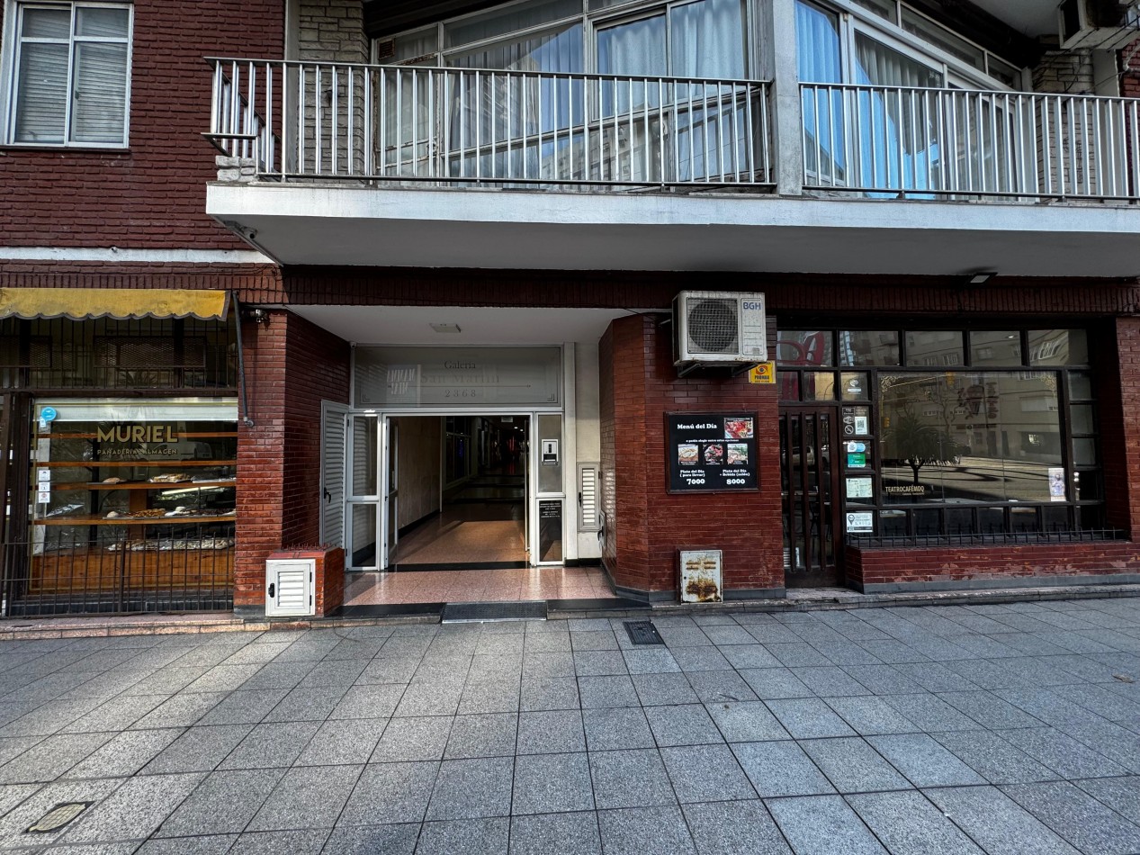 3 AMBIENTES CON BALCON AL FRENTE Y VISTA PARCIAL AL MAR EN EXCELENTE UBICACION