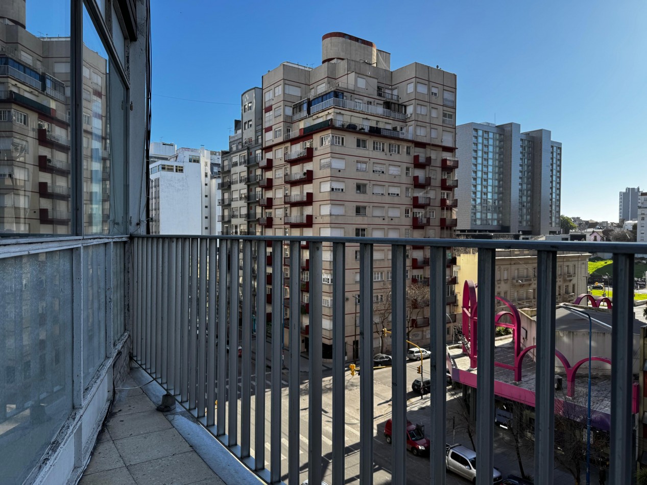 3 AMBIENTES CON BALCON AL FRENTE Y VISTA PARCIAL AL MAR EN EXCELENTE UBICACION