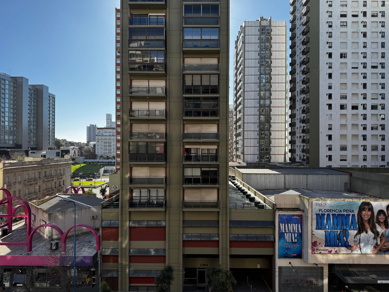 3 AMBIENTES CON BALCON AL FRENTE Y VISTA PARCIAL AL MAR EN EXCELENTE UBICACION