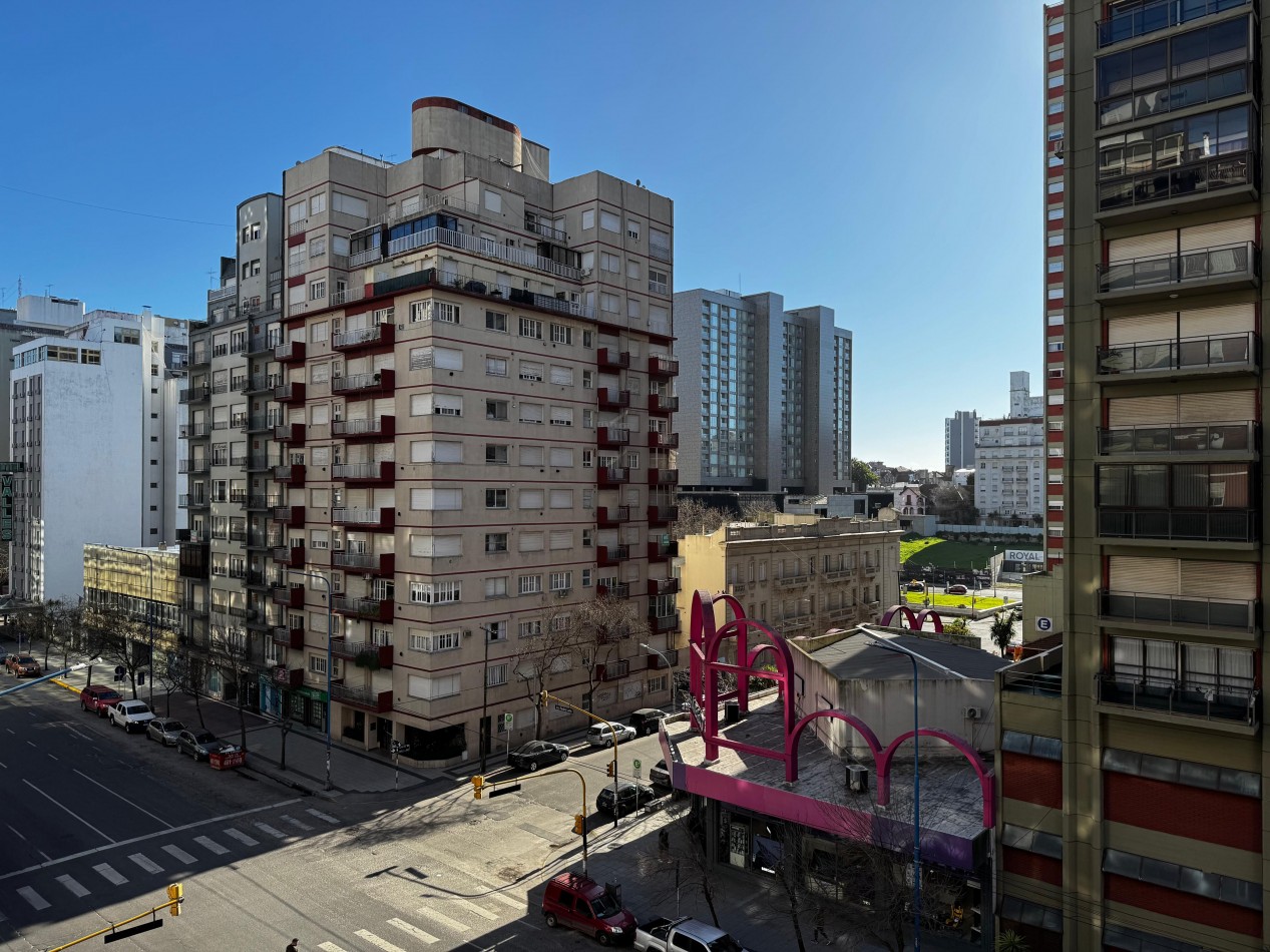 3 AMBIENTES CON BALCON AL FRENTE Y VISTA PARCIAL AL MAR EN EXCELENTE UBICACION