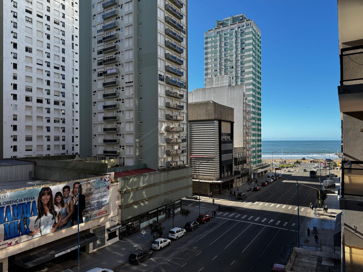 3 AMBIENTES CON BALCON AL FRENTE Y VISTA PARCIAL AL MAR EN EXCELENTE UBICACION