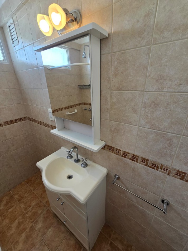 2 AMBIENTES CON BALCON AL FRENTE Y COCHERA EN PISO ALTO