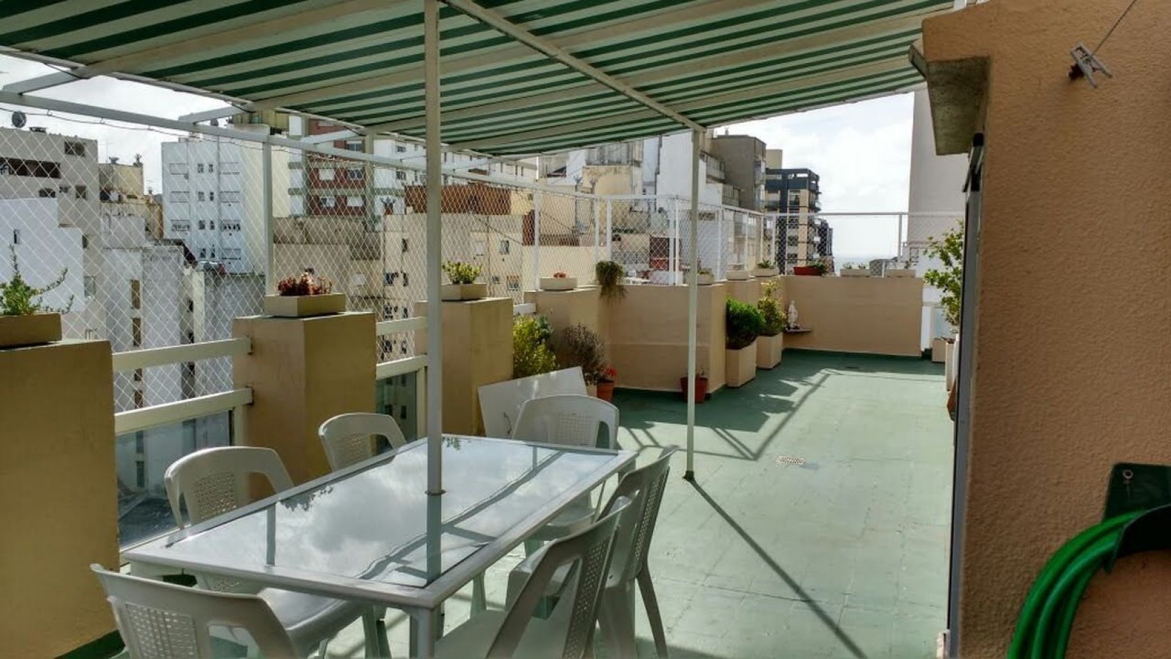 DEPARTAMENTO TIPO PENTHOUSE 4 AMBIENTES CON TERRAZA/QUINCHO/PARRILLA Y VISTA PARCIAL AL MAR EN ZONA PASEO ALDREY - APTO CREDITO