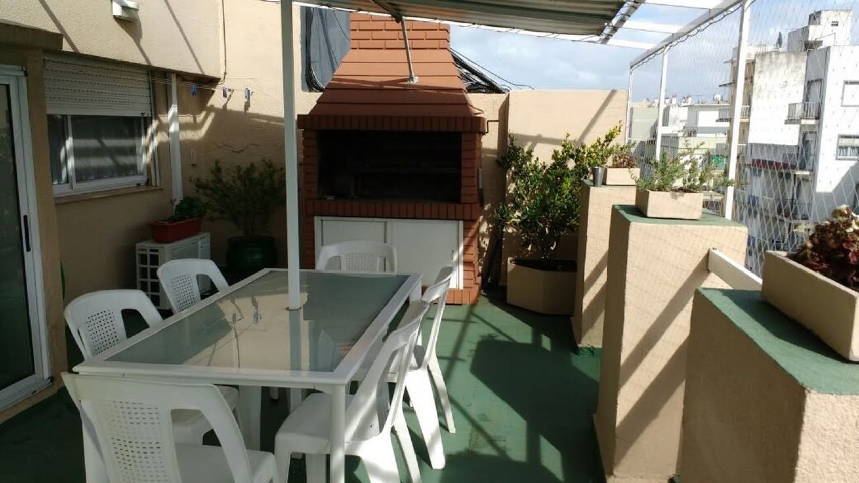 DEPARTAMENTO TIPO PENTHOUSE 4 AMBIENTES CON TERRAZA/QUINCHO/PARRILLA Y VISTA PARCIAL AL MAR EN ZONA PASEO ALDREY - APTO CREDITO