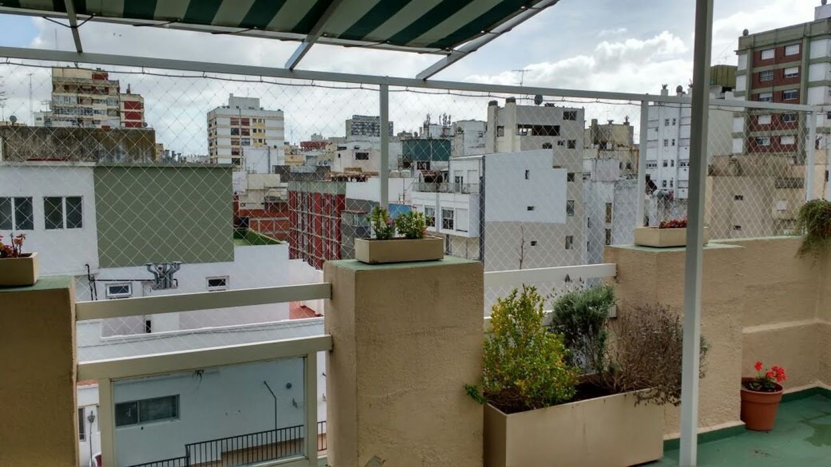 DEPARTAMENTO TIPO PENTHOUSE 4 AMBIENTES CON TERRAZA/QUINCHO/PARRILLA Y VISTA PARCIAL AL MAR EN ZONA PASEO ALDREY - APTO CREDITO