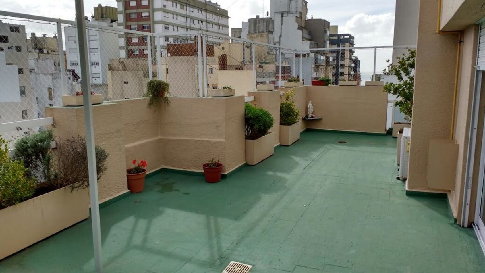DEPARTAMENTO TIPO PENTHOUSE 4 AMBIENTES CON TERRAZA/QUINCHO/PARRILLA Y VISTA PARCIAL AL MAR EN ZONA PASEO ALDREY - APTO CREDITO