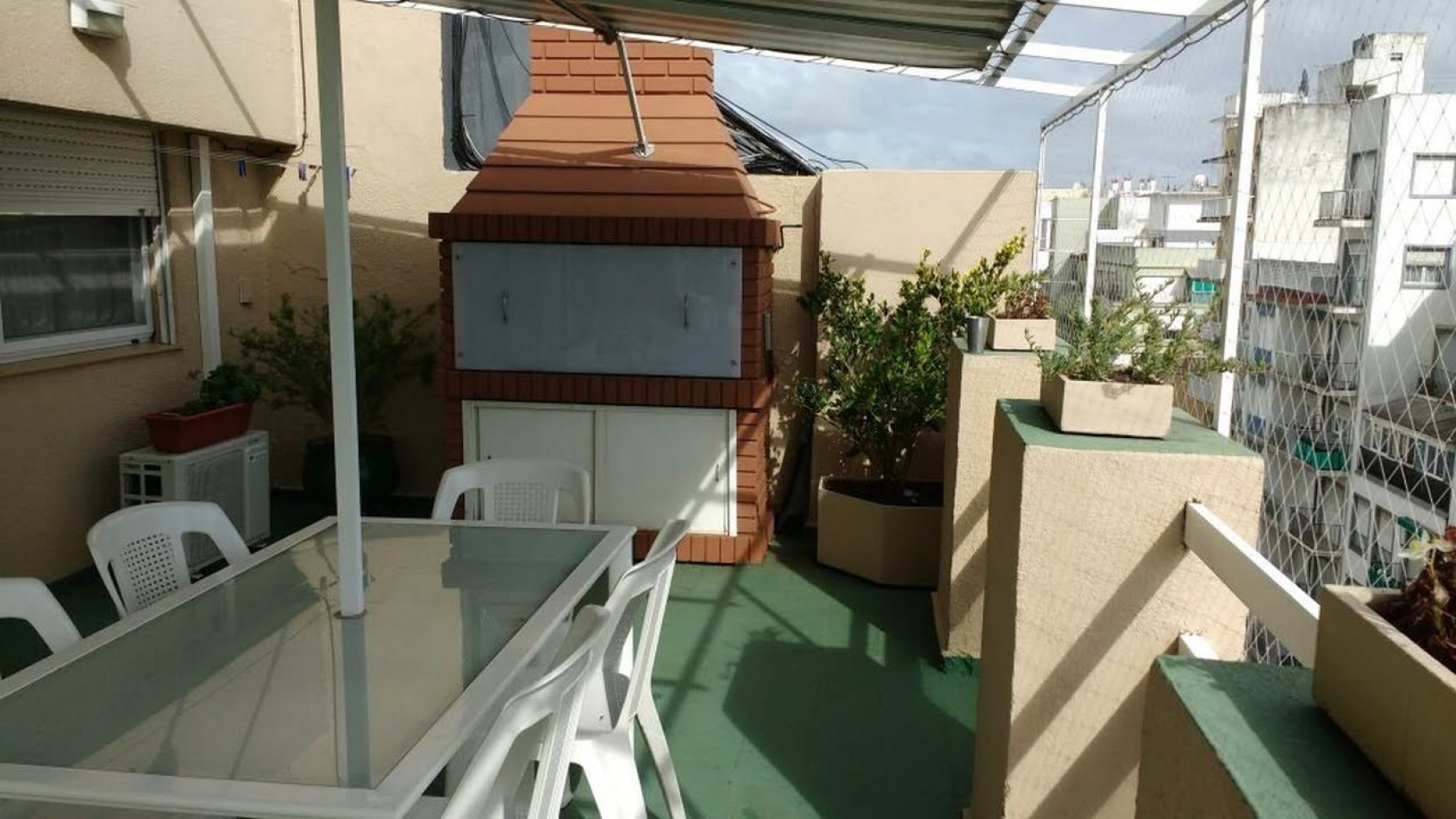 DEPARTAMENTO TIPO PENTHOUSE 4 AMBIENTES CON TERRAZA/QUINCHO/PARRILLA Y VISTA PARCIAL AL MAR EN ZONA PASEO ALDREY - APTO CREDITO