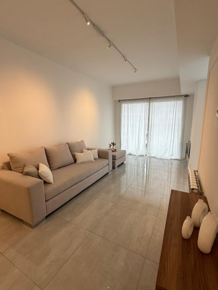 DEPARTAMENTO DE 3 AMBIENTES A LA CALLE CON BALCON - TOTALMENTE RECICLADO Y AMOBLADO