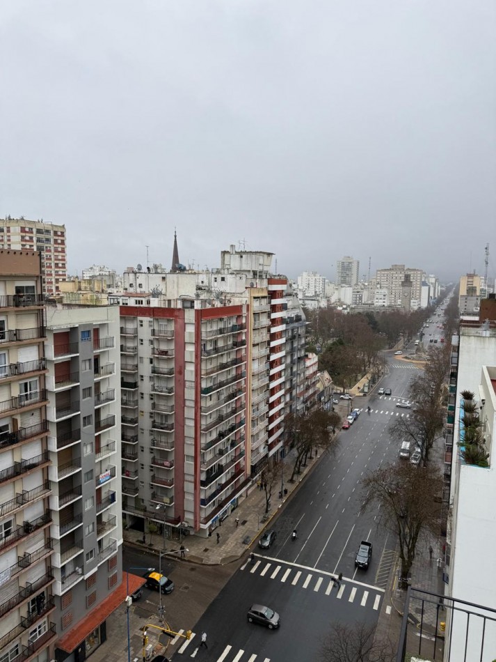 DEPARTAMENTO DE 3 AMBIENTES A LA CALLE CON BALCON - TOTALMENTE RECICLADO Y AMOBLADO