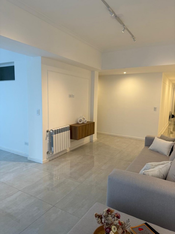 DEPARTAMENTO DE 3 AMBIENTES A LA CALLE CON BALCON - TOTALMENTE RECICLADO Y AMOBLADO