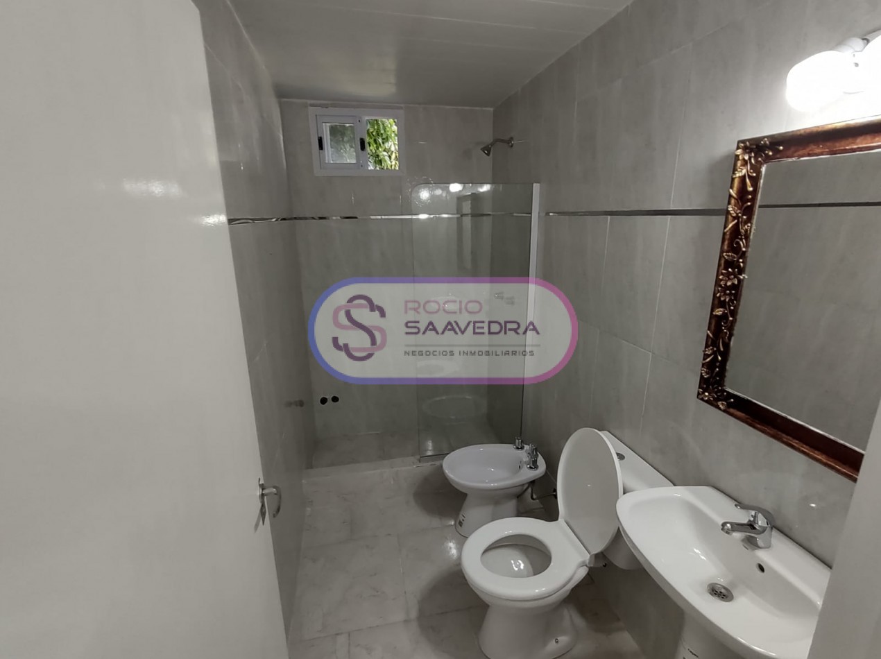 CASA UBICADA EN AMPLIO TERRENO,DE VARIOS AMBIENTES + DOS DPTOS-CON PISCINA!