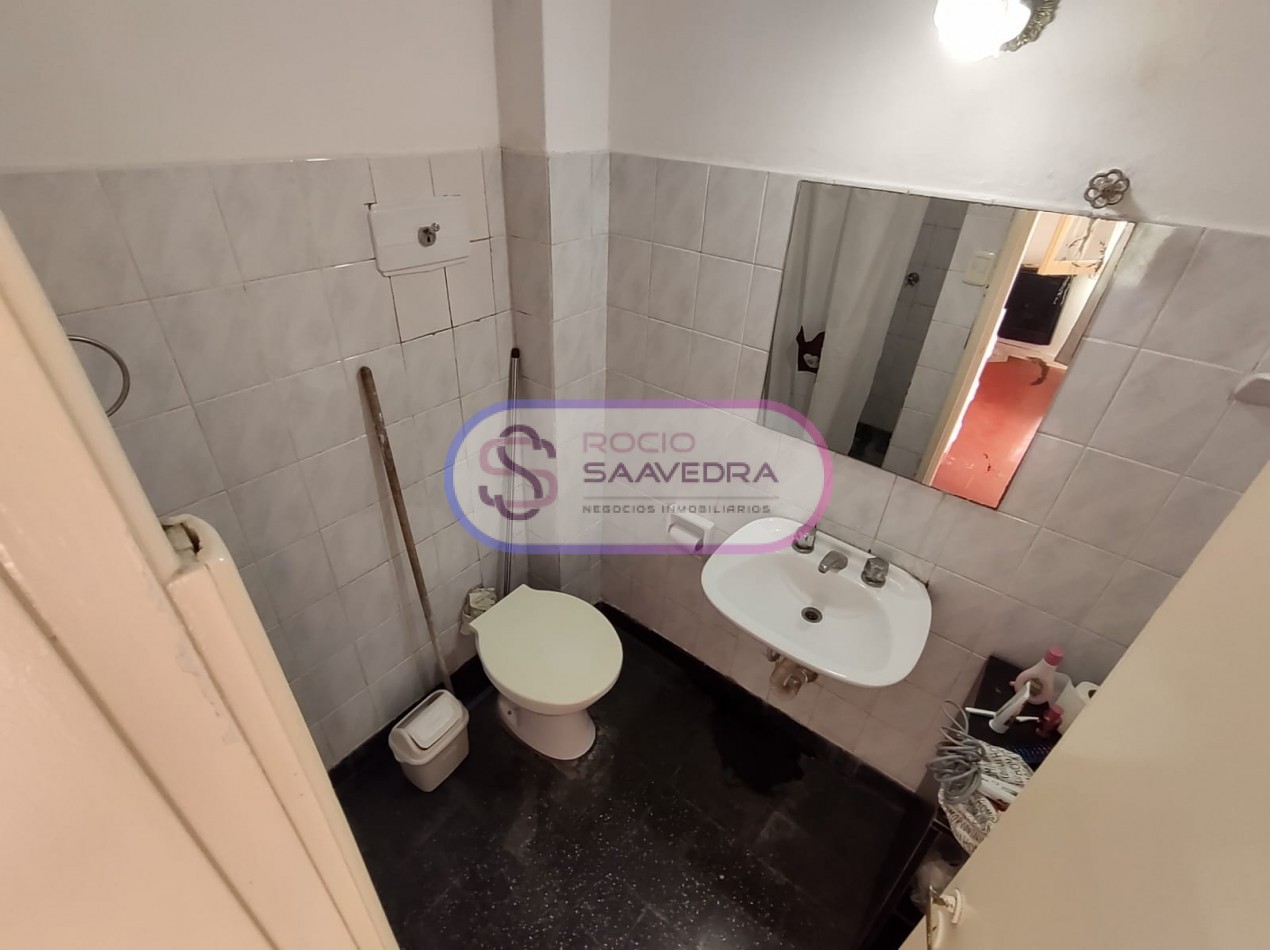 CASA UBICADA EN AMPLIO TERRENO,DE VARIOS AMBIENTES + DOS DPTOS-CON PISCINA!