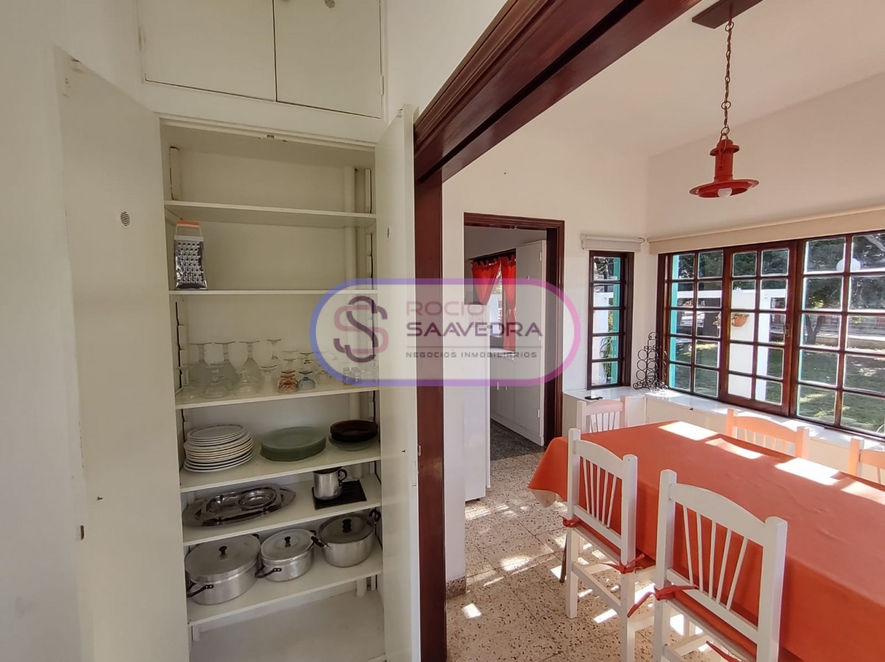 CASA UBICADA EN AMPLIO TERRENO,DE VARIOS AMBIENTES + DOS DPTOS-CON PISCINA!