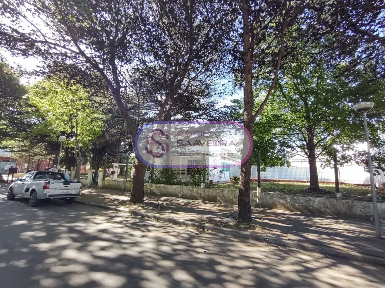 CASA UBICADA EN AMPLIO TERRENO,DE VARIOS AMBIENTES + DOS DPTOS-CON PISCINA!