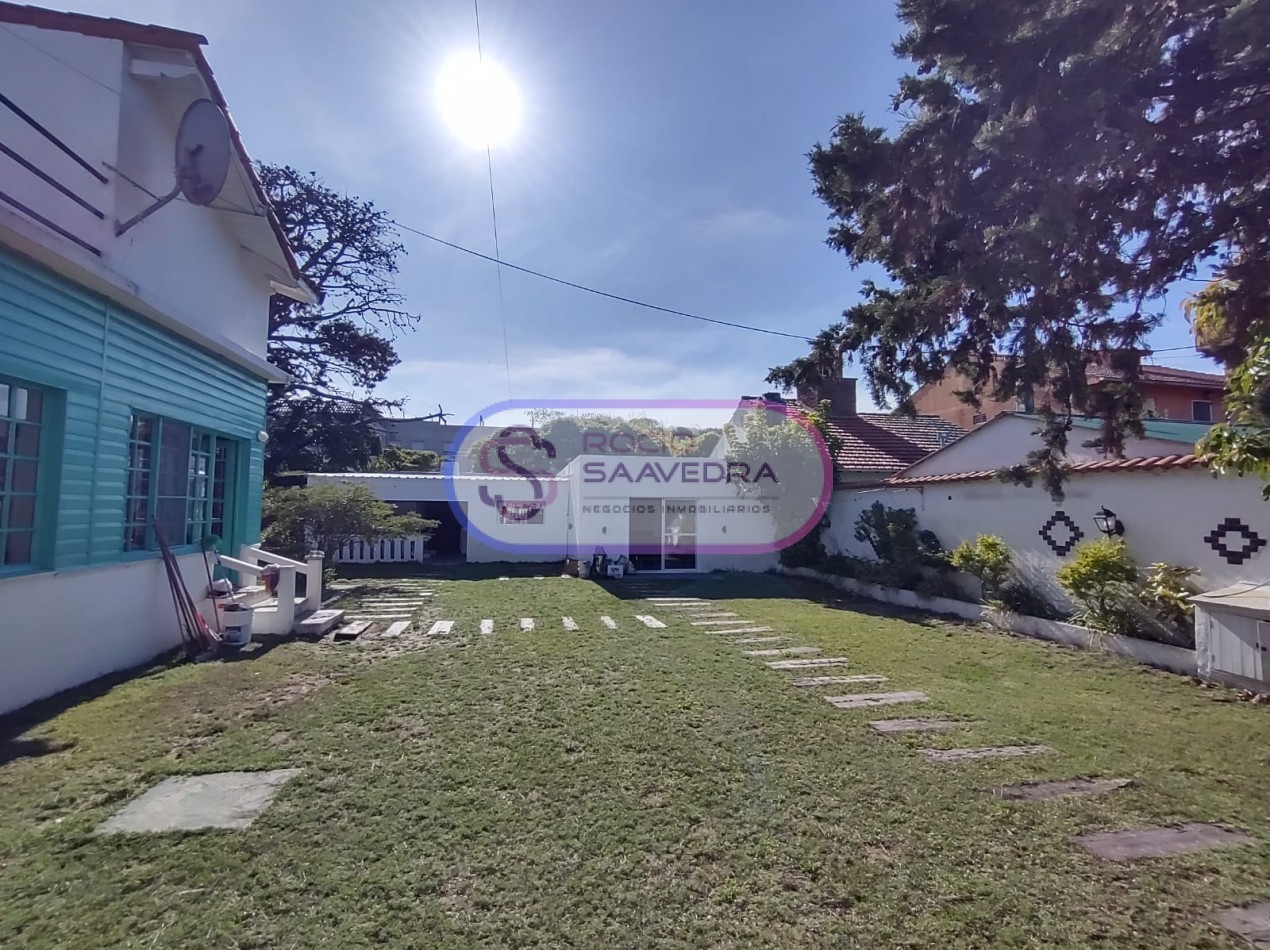 CASA UBICADA EN AMPLIO TERRENO,DE VARIOS AMBIENTES + DOS DPTOS-CON PISCINA!