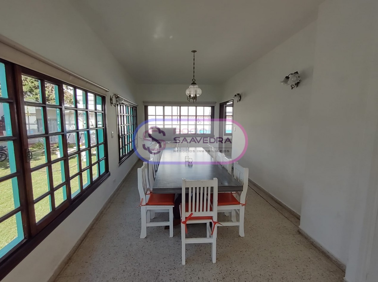 CASA UBICADA EN AMPLIO TERRENO,DE VARIOS AMBIENTES + DOS DPTOS-CON PISCINA!