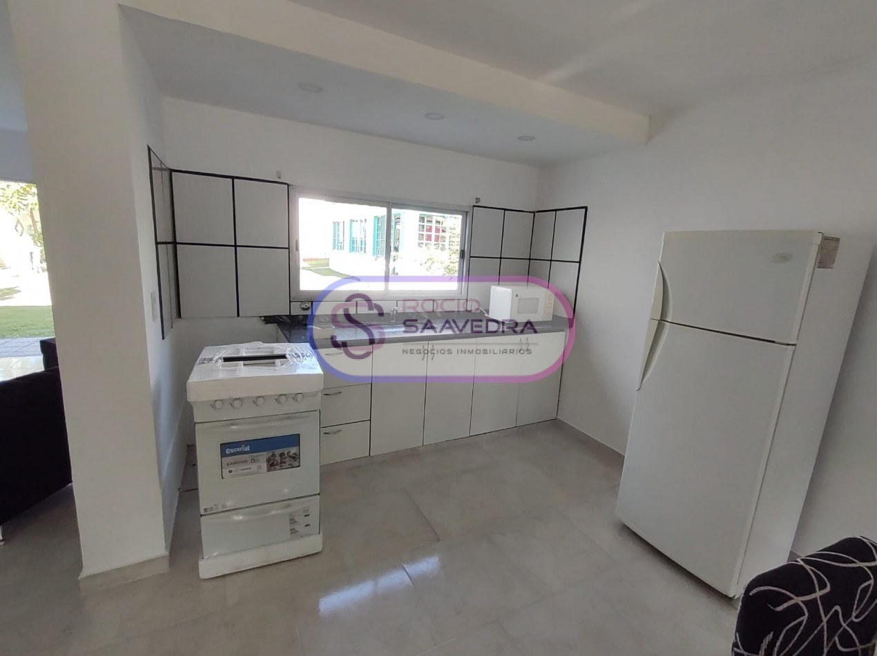 CASA UBICADA EN AMPLIO TERRENO,DE VARIOS AMBIENTES + DOS DPTOS-CON PISCINA!