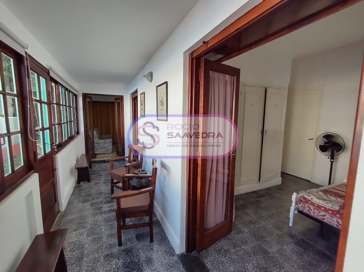 CASA UBICADA EN AMPLIO TERRENO,DE VARIOS AMBIENTES + DOS DPTOS-CON PISCINA!