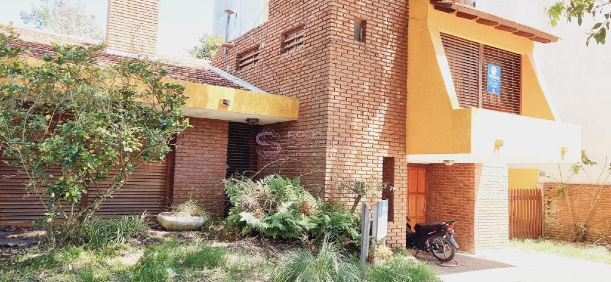 UNA AMPLIA CASA EN TERRENO PROPIO C/TODOS LOS SERVICIOS-ZONA SAN BDO.A 3 C DEL MAR!!