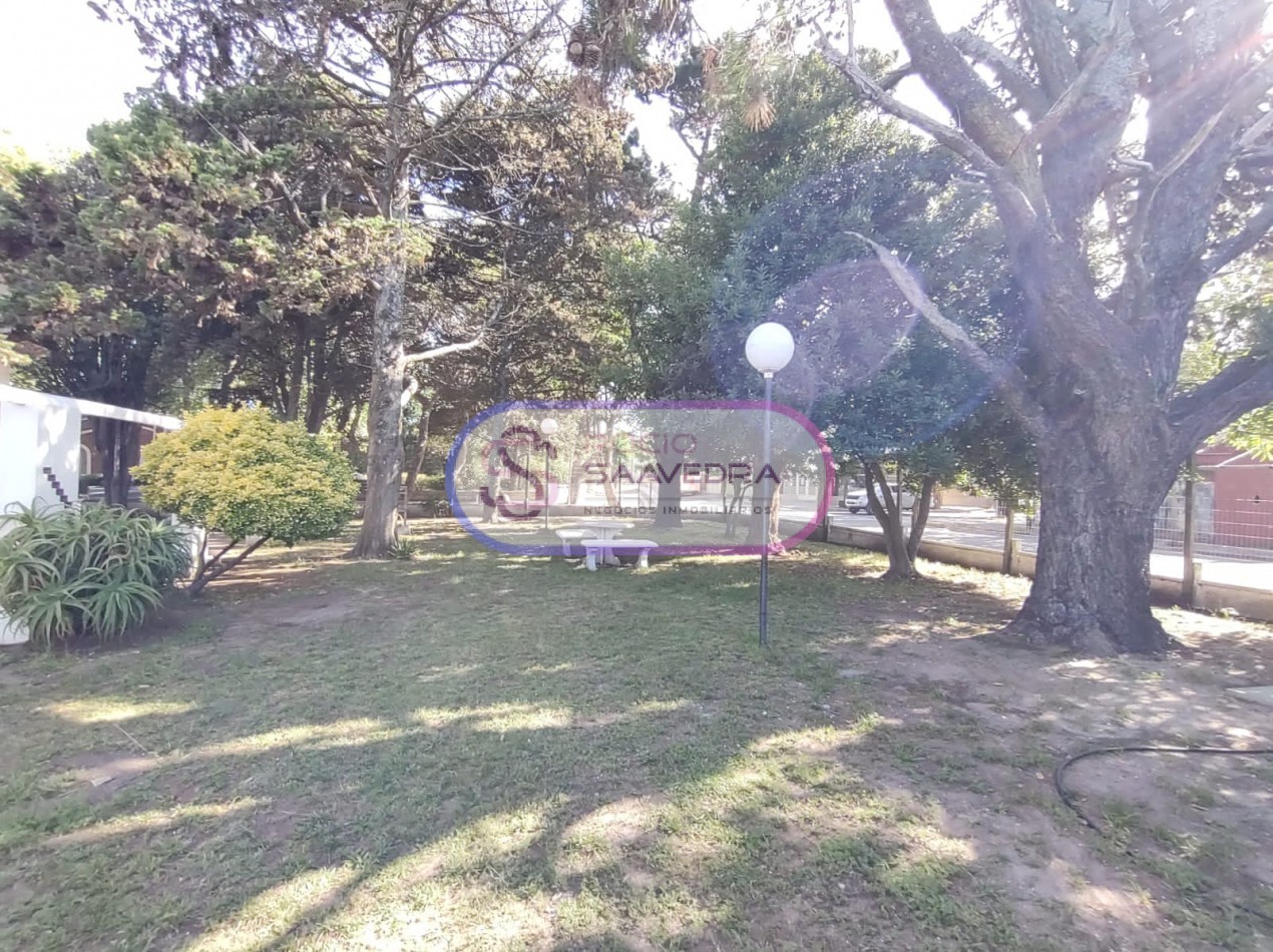CASA UBICADA EN AMPLIO TERRENO,DE VARIOS AMBIENTES + DOS DPTOS-CON PISCINA!