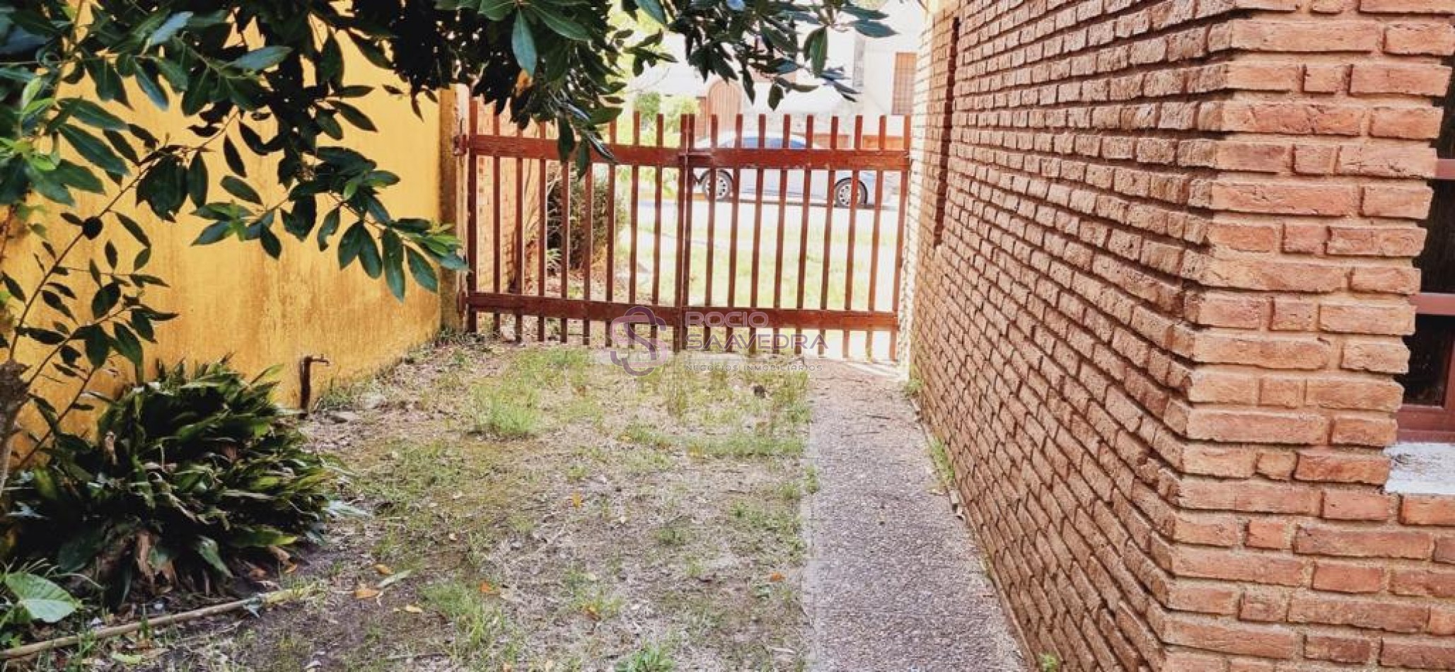 UNA AMPLIA CASA EN TERRENO PROPIO C/TODOS LOS SERVICIOS-ZONA SAN BDO.A 3 C DEL MAR!!