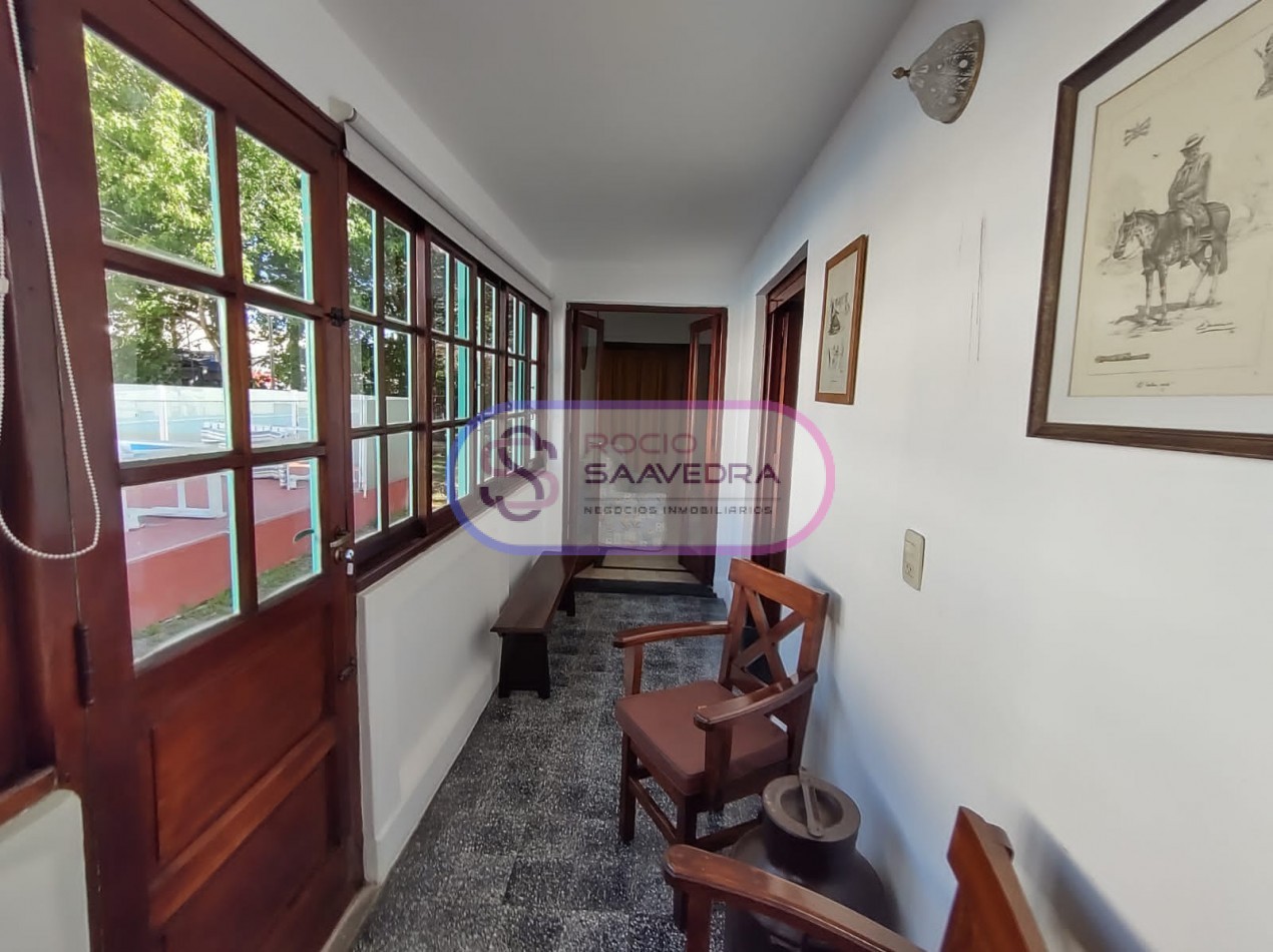 CASA UBICADA EN AMPLIO TERRENO,DE VARIOS AMBIENTES + DOS DPTOS-CON PISCINA!