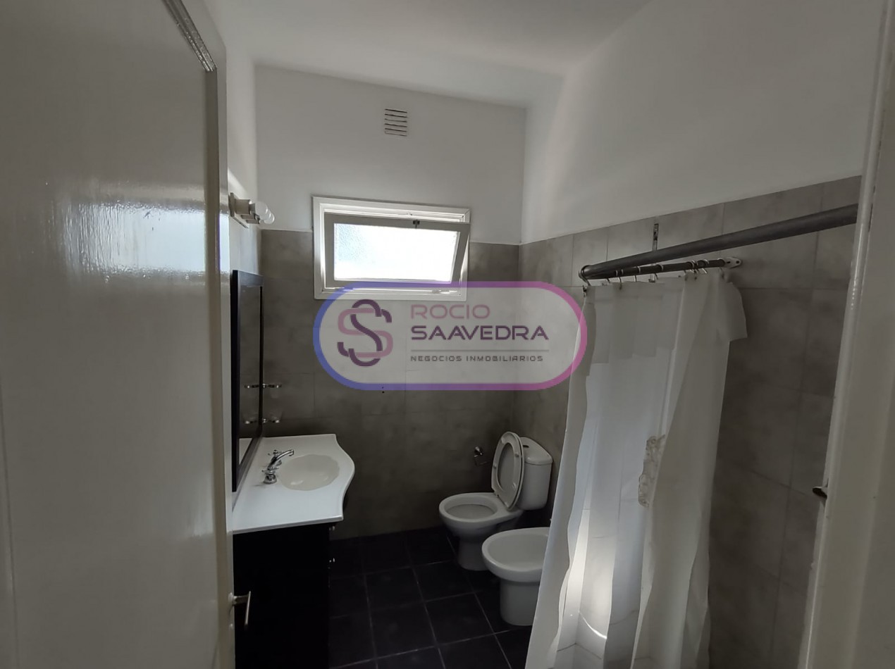 CASA UBICADA EN AMPLIO TERRENO,DE VARIOS AMBIENTES + DOS DPTOS-CON PISCINA!