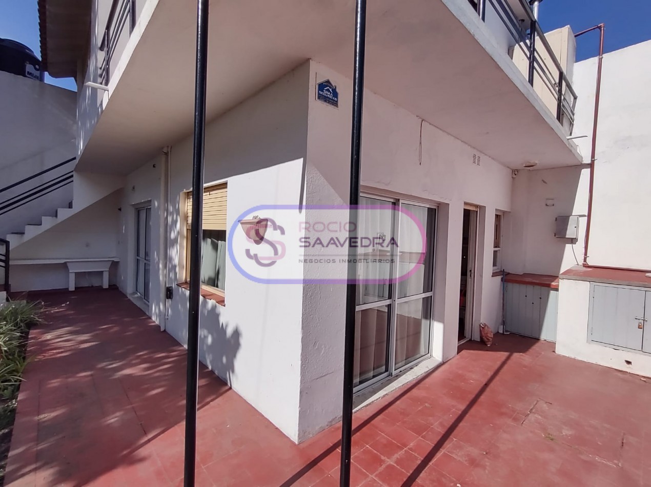 CASA UBICADA EN AMPLIO TERRENO,DE VARIOS AMBIENTES + DOS DPTOS-CON PISCINA!