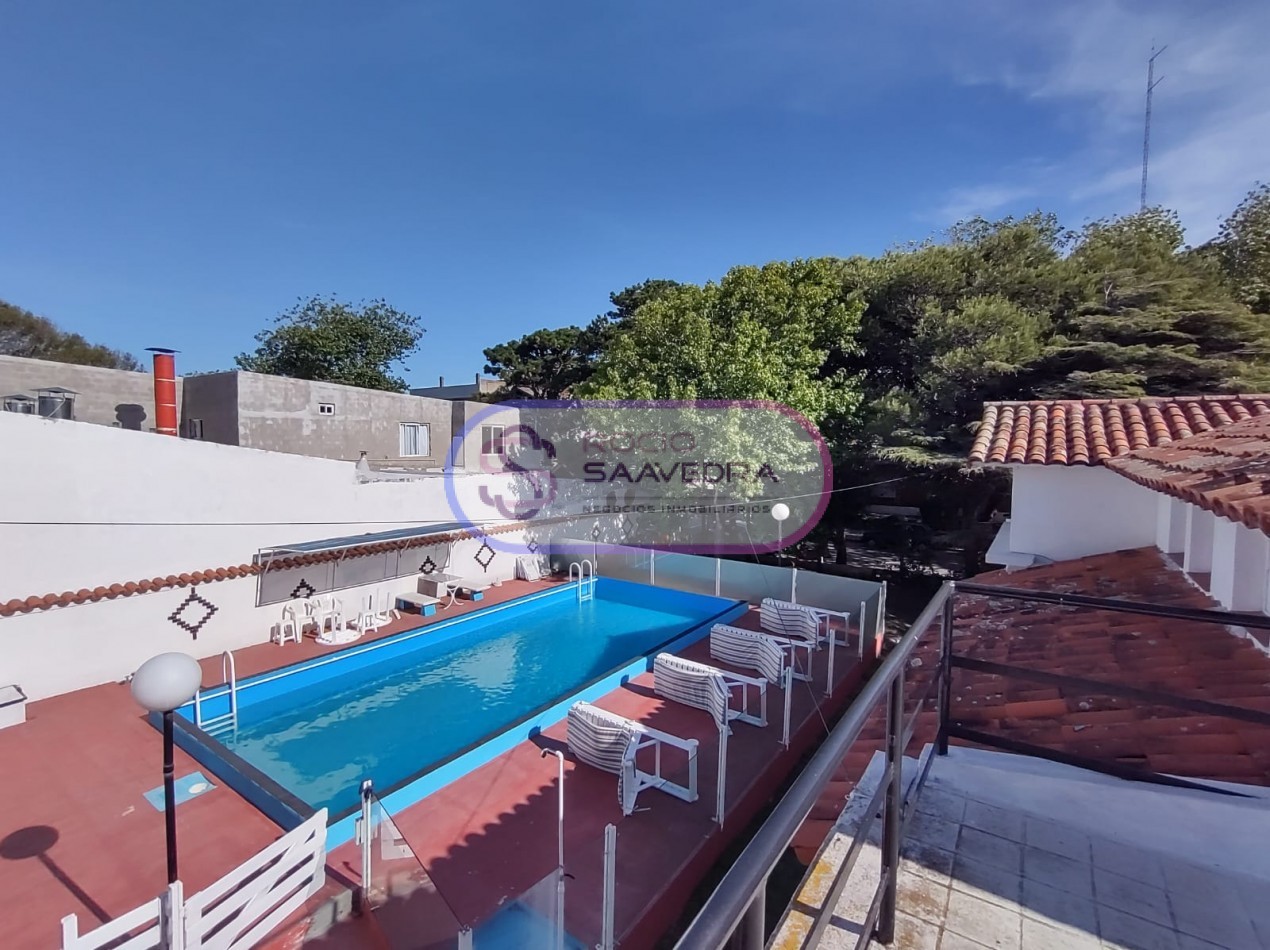 CASA UBICADA EN AMPLIO TERRENO,DE VARIOS AMBIENTES + DOS DPTOS-CON PISCINA!