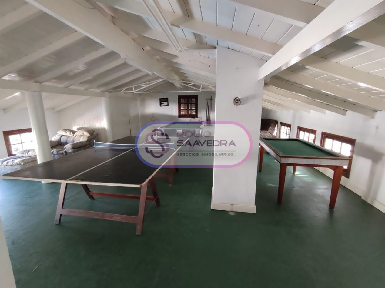 CASA UBICADA EN AMPLIO TERRENO,DE VARIOS AMBIENTES + DOS DPTOS-CON PISCINA!