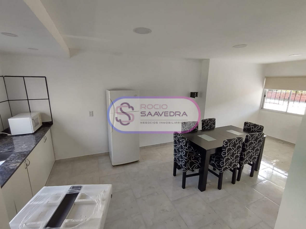 CASA UBICADA EN AMPLIO TERRENO,DE VARIOS AMBIENTES + DOS DPTOS-CON PISCINA!