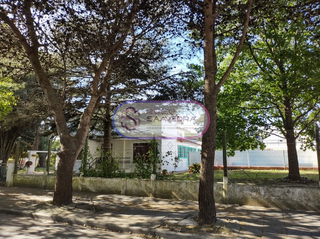 CASA UBICADA EN AMPLIO TERRENO,DE VARIOS AMBIENTES + DOS DPTOS-CON PISCINA!