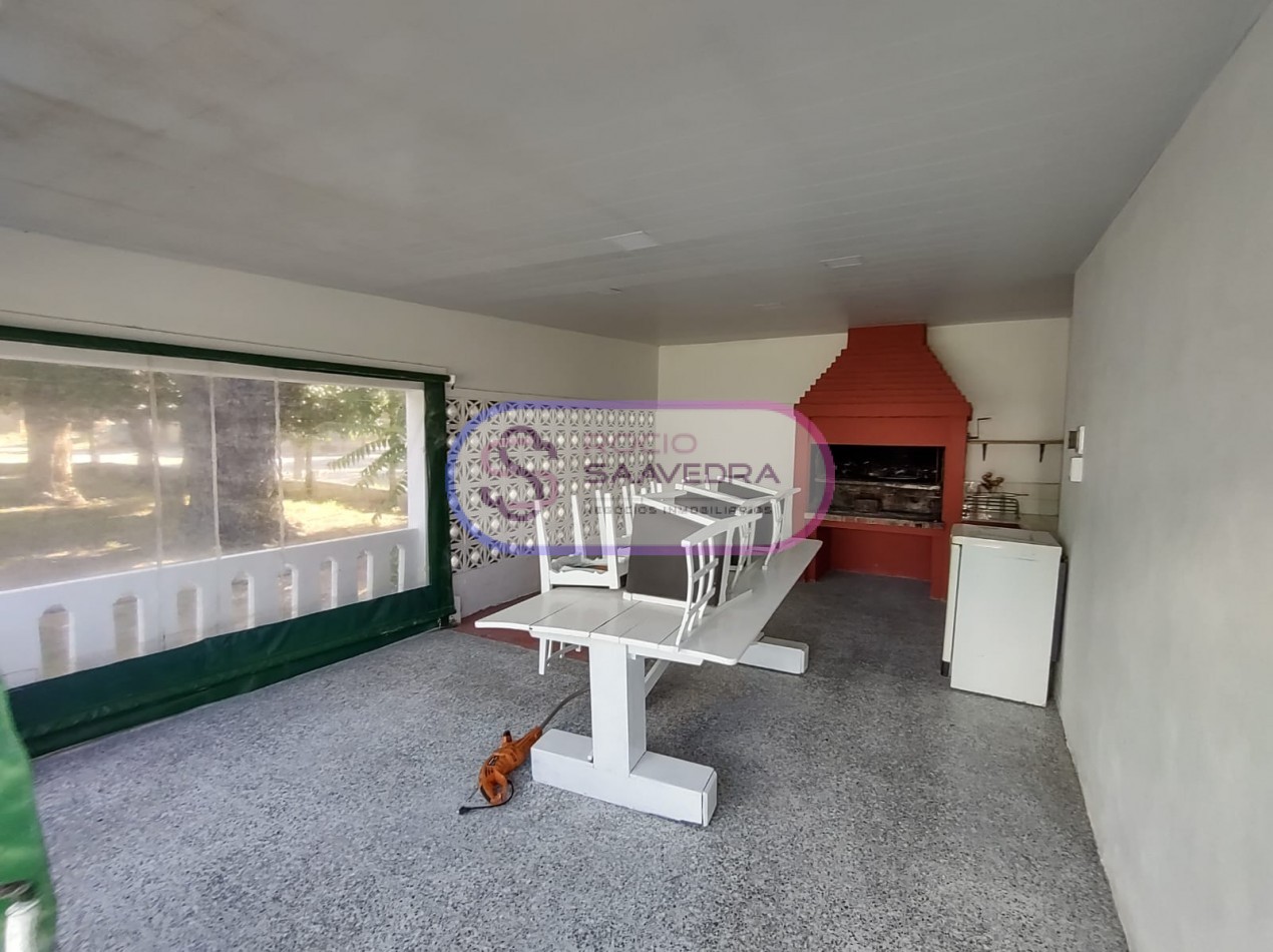 CASA UBICADA EN AMPLIO TERRENO,DE VARIOS AMBIENTES + DOS DPTOS-CON PISCINA!