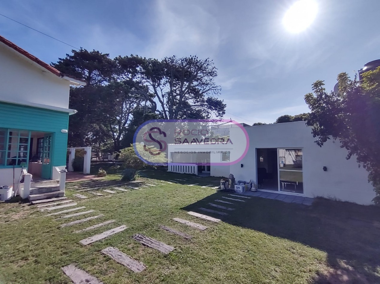 CASA UBICADA EN AMPLIO TERRENO,DE VARIOS AMBIENTES + DOS DPTOS-CON PISCINA!