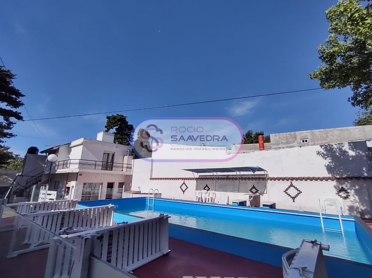 CASA UBICADA EN AMPLIO TERRENO,DE VARIOS AMBIENTES + DOS DPTOS-CON PISCINA!
