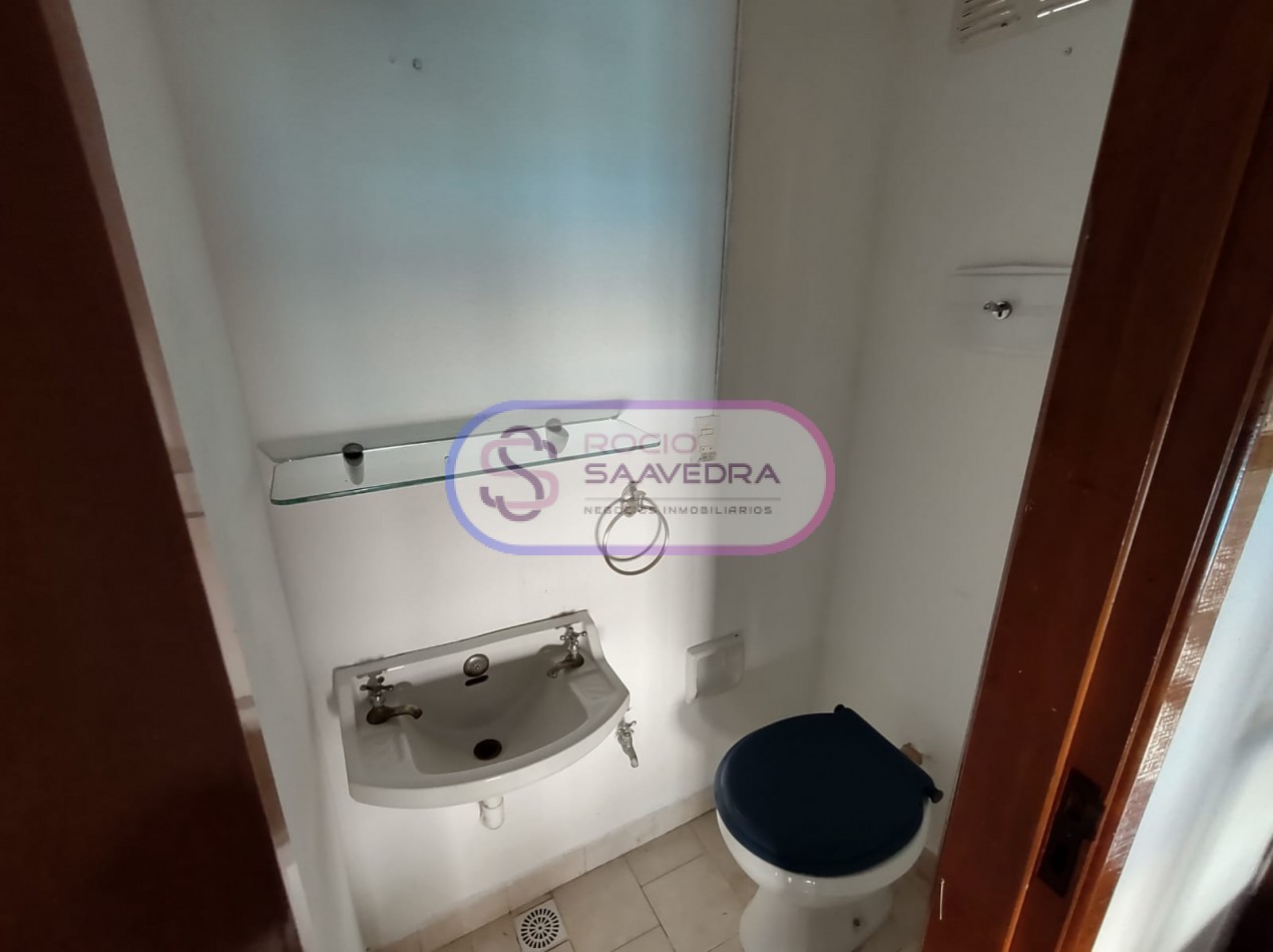 CASA UBICADA EN AMPLIO TERRENO,DE VARIOS AMBIENTES + DOS DPTOS-CON PISCINA!