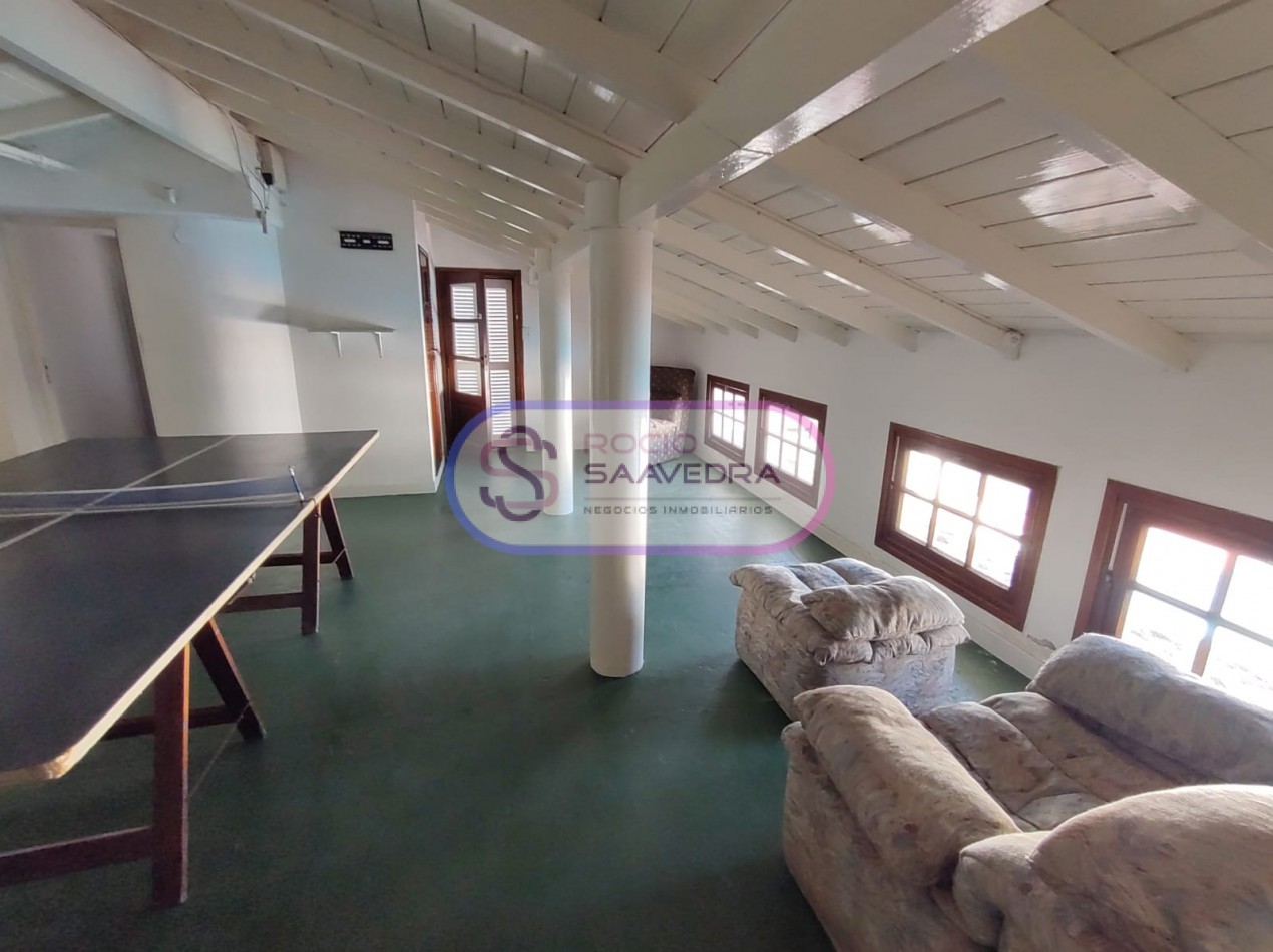 CASA UBICADA EN AMPLIO TERRENO,DE VARIOS AMBIENTES + DOS DPTOS-CON PISCINA!