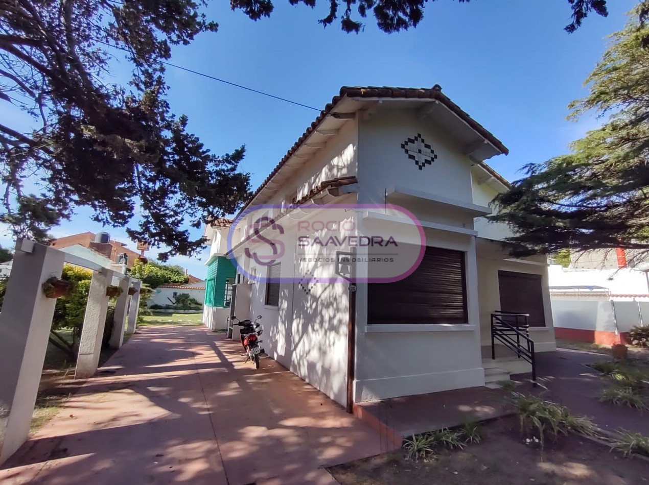 CASA UBICADA EN AMPLIO TERRENO,DE VARIOS AMBIENTES + DOS DPTOS-CON PISCINA!
