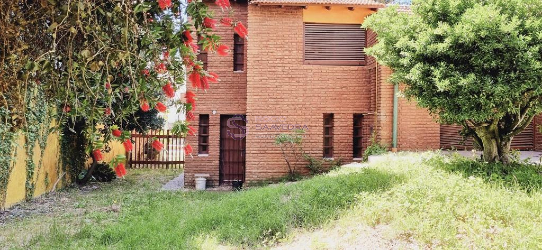 UNA AMPLIA CASA EN TERRENO PROPIO C/TODOS LOS SERVICIOS-ZONA SAN BDO.A 3 C DEL MAR!!