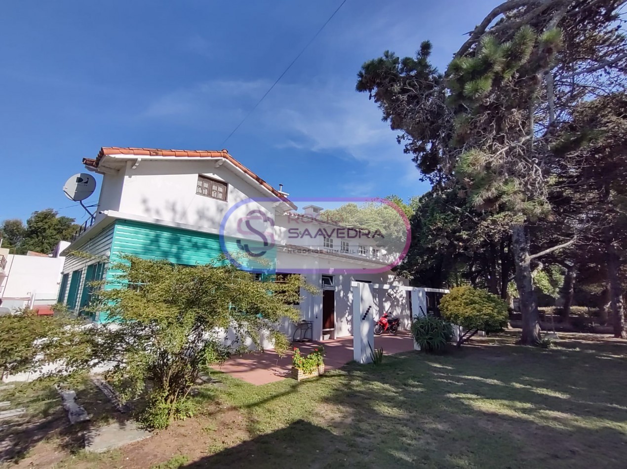 CASA UBICADA EN AMPLIO TERRENO,DE VARIOS AMBIENTES + DOS DPTOS-CON PISCINA!