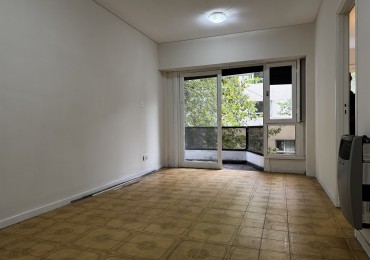 2 AMBIENTES EN ESTADO ORIGINAL ZONA LA PERLA CON BALCON A LA CALLE